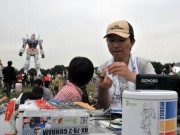 ギズモードのライター、実物大ガンダム前でガンプラを組み立てる