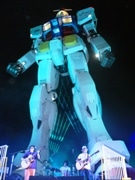等身大ガンダムの下で音と光のイベント－「Gソンナイト」も