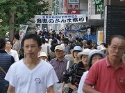 「目黒のさんま祭り」に2万人超－人出は昨年の2倍、サンマ1千匹追加