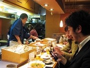 大井町のすし店が「ツイッター割引」－「ダダ漏れ女子」の中継も
