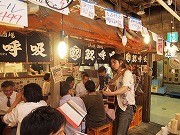 品川で「流し」歌手が桑田圭祐さんの復帰願う－サザンの曲をプレゼント