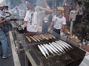 「目黒のさんま祭り」でサンマ7千匹無料配布－34度の炎天下で行列