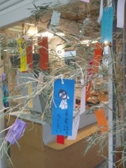 「願いごとをどうぞ」－虎ノ門のカフェが自社農園の笹で七夕飾り