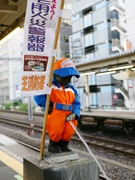 浜松町駅名物「小便小僧」が消防の制服に－秋の火災予防運動PR