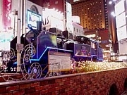 新橋駅前広場のSLをクリスマスライトアップ－C11の汽笛や発車音も