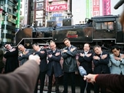 新橋SL広場で「亭主サミット」－10カ国20人が妻への思い叫ぶ