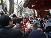 愛宕神社で節分祭－豆とともに筆頭総代・永谷園の「お茶づけ海苔」も