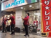 「新橋系」脱サラロックバンドがSL広場でライブ－新曲「新橋の男達」など熱唱