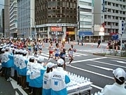 東京マラソン、新橋エリアでも－コスプレ走者らも元気に通過