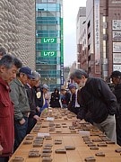 新橋駅前の青空大盤将棋、今年も始まる－若者や女性も参加