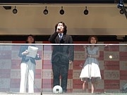 西川史子さん、新橋駅前で毒舌トーク－「法テラス」PRで
