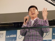 「さんまのからくりTV」で人気の新人歌手・大江裕さん、新橋駅前で熱唱