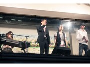 新橋SL広場でお父さんの目に涙－短編アニメ「象の背中」ミニライブ