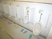 学校トイレを楽しい場所へ－トイレ研究所がモデルトイレ見学会