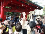 筆頭総代・永谷園の「お茶づけ海苔」で鬼払い－愛宕神社で節分祭