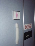 ANA、機内に女性専用化粧室導入開始-男性専用求める声も