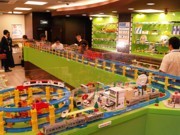 新橋のマクドナルドに鉄道ジオラマ－ハッピーセット「プラレール」発売で