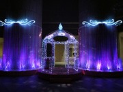 汐留シティセンターでクリスマスイルミ点灯－ピンクやハートを強調