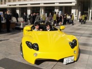 霞が関で学生開発の燃料電池自動車試乗会－中川文部科学大臣も乗車