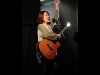 ニュー新橋ビル前で歌うあさみちゆきさん