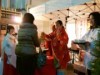 烏森神社、女性参拝客らに白酒振る舞う－恒例ひな祭り行事で