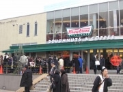 年末オープン「クリスピー・クリーム・ドーナツ」、連日絶えない行列
