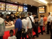 「バーガーキング」再上陸1号店オープン、ファン700人駆けつける