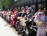 マルイシティ新宿で「打ち水大作戦」－初日は古田敦也監督も登場