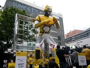 新宿に高さ10メートルの「ノートン・ファイター」－デーブさんら寸劇も