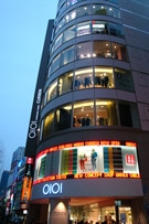 新宿マルイ カレン、開店控え内部公開－ユニクロ初コンセプト店も