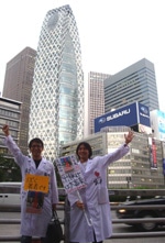 新宿に白衣を着た奈良の「貧乏大学院生」－自著PRのため全国行脚