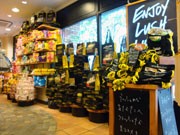 新宿「ラッシュ」に紙袋4,500枚で作ったタワー－エコバック先行販売も