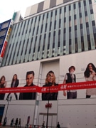 「H&M」新宿店、伊勢丹前に来月オープン－都内初のキッズ・ヤングラインも