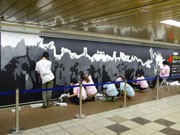 新宿のプロムナードでガムテープアート－東京藝術大の学生が挑戦