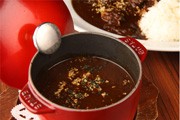新宿のビアレストランが夏限定「黒カレー」－ダッチオーブン料理も