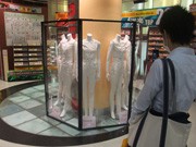 タワーレコード新宿店でK-POPアイドル「少女時代」衣装展－新曲発売で