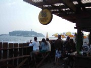 腰越海岸「クーラリゾート」、今年は「シンハービール」の海の家に