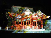 鶴岡八幡宮で「デジタル／掛け軸」ライブ－神殿・木々にデジタルアート投影