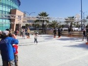 湘南モールフィルに期間限定スケートリンク－バルーンイベントも