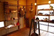 鎌倉のカフェ「トムネコゴ」2階に日常着メーンのセレクトショップ