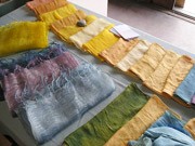 藤沢のギャラリーで「紅葉色の布と装い展」－布作家10人の作品展示