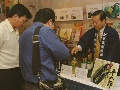 本格焼酎30種をアピール－業界関係者向けに試飲会開く