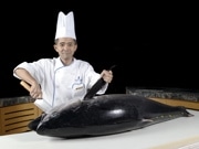 リッツカールトンに和食の新シェフが就任－マグロの解体ショーも