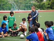 サッカー元日本代表の木村和司さん、シンガポールでサッカー教室