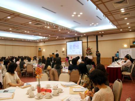 シンガポール新生活オリエンテーション「星蘭会」－大使夫人も体験談語る