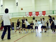 女子バスケJALラビッツ、シンガポール日本人中学校でクリニック開催