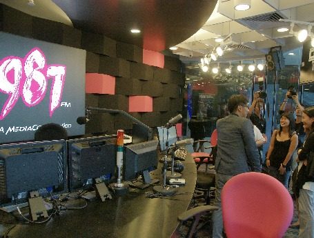 若者向けラジオ局「987 FM」、オーチャード地区にスタジオ移転