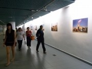 イラク人写真家、マリーナベイの地下道で個展－市井の人々に焦点