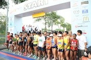シンガポール西部の湖畔でチャリティーランニングイベント