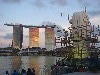清掃作業中のマーライオン像と全面開業に向けて建設作業が進むマリーナベイ・サンズ